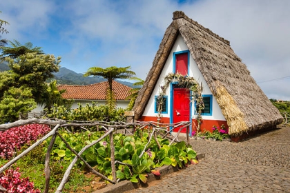 BILETE DE AVION! OFERTE! Portugalia, Varșovia - Madeira - Varșovia 25.03.2025-01.04.2025 207 €